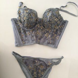 Floral embroidery lingerie set NEW. NEVER WORN. SIZE S